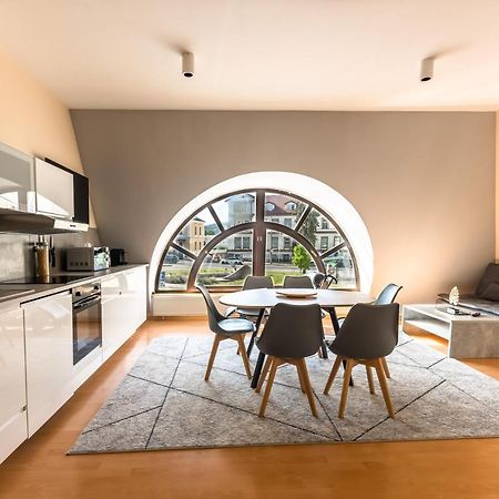 Lovely 4-Bedroom Flat In Historical Center With Stunning View Trenčín Esterno foto