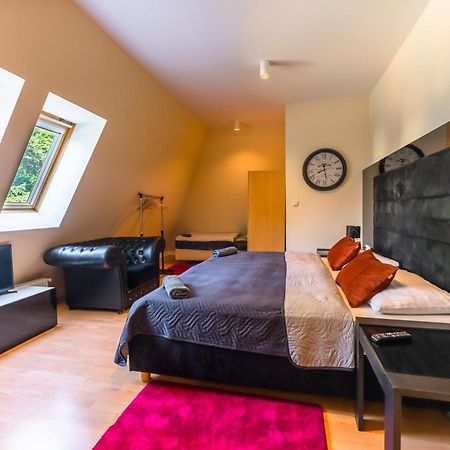 Lovely 4-Bedroom Flat In Historical Center With Stunning View Trenčín Esterno foto