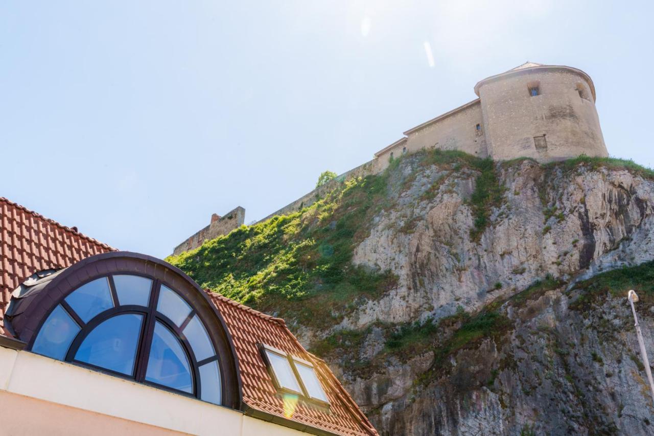 Lovely 4-Bedroom Flat In Historical Center With Stunning View Trenčín Esterno foto