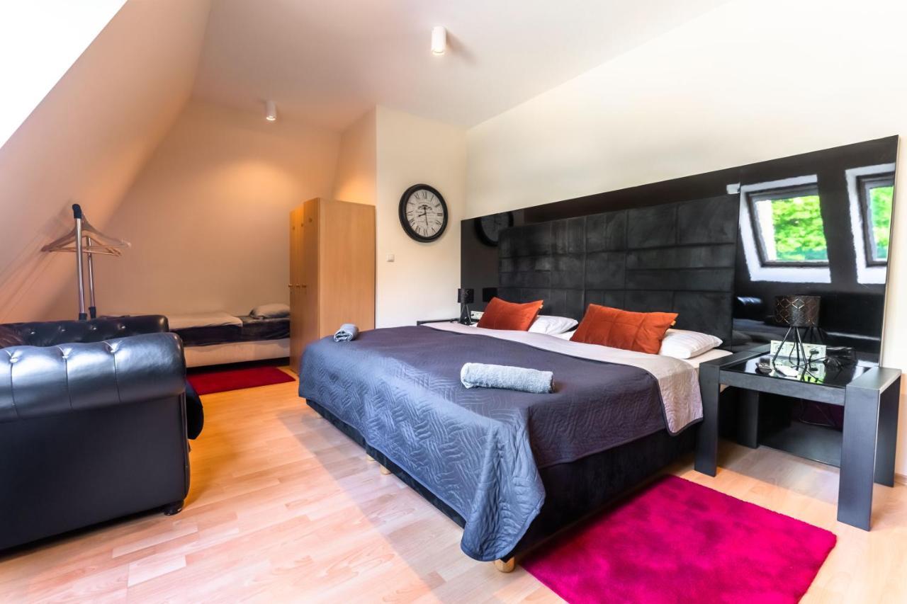 Lovely 4-Bedroom Flat In Historical Center With Stunning View Trenčín Esterno foto