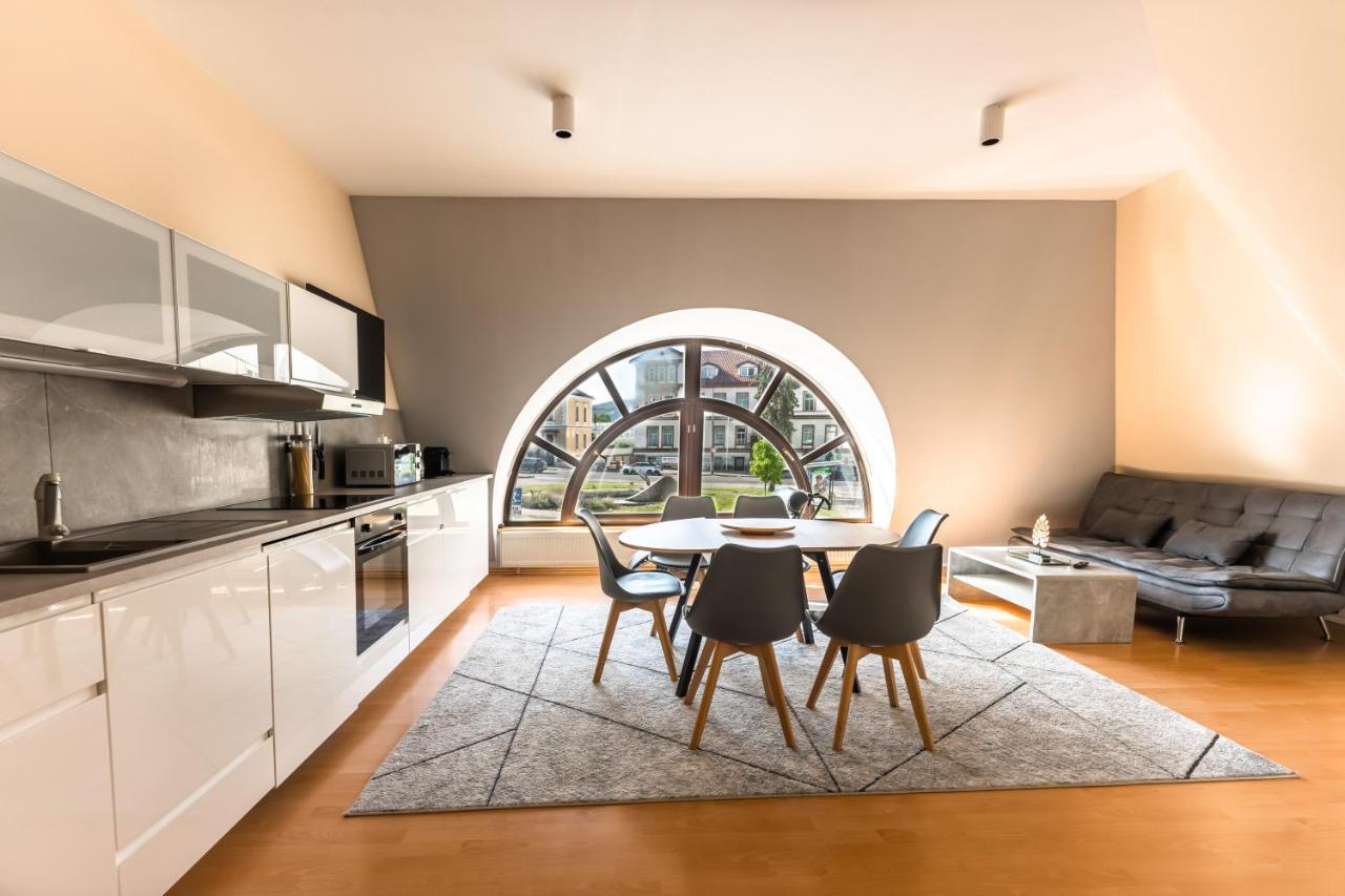 Lovely 4-Bedroom Flat In Historical Center With Stunning View Trenčín Esterno foto