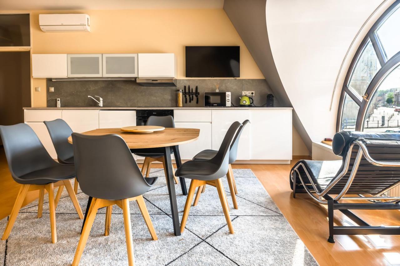 Lovely 4-Bedroom Flat In Historical Center With Stunning View Trenčín Esterno foto
