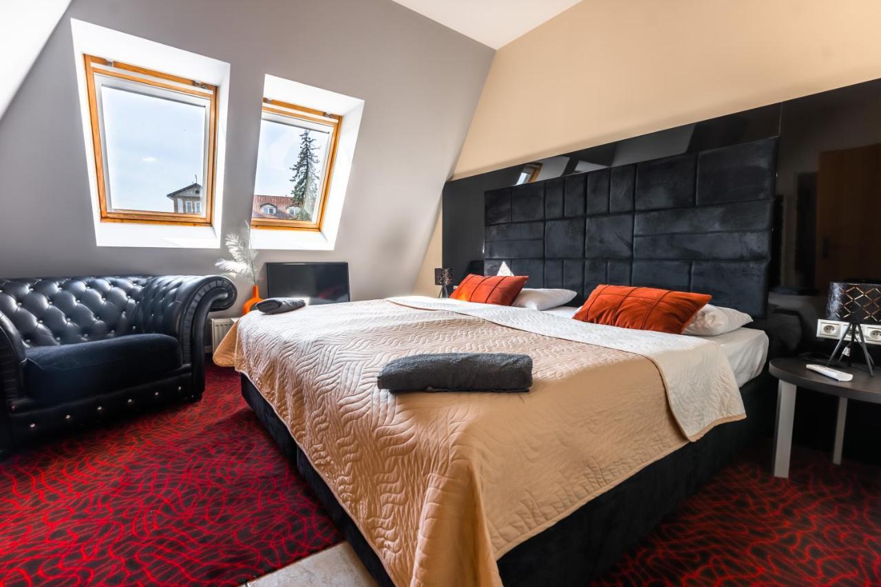 Lovely 4-Bedroom Flat In Historical Center With Stunning View Trenčín Esterno foto