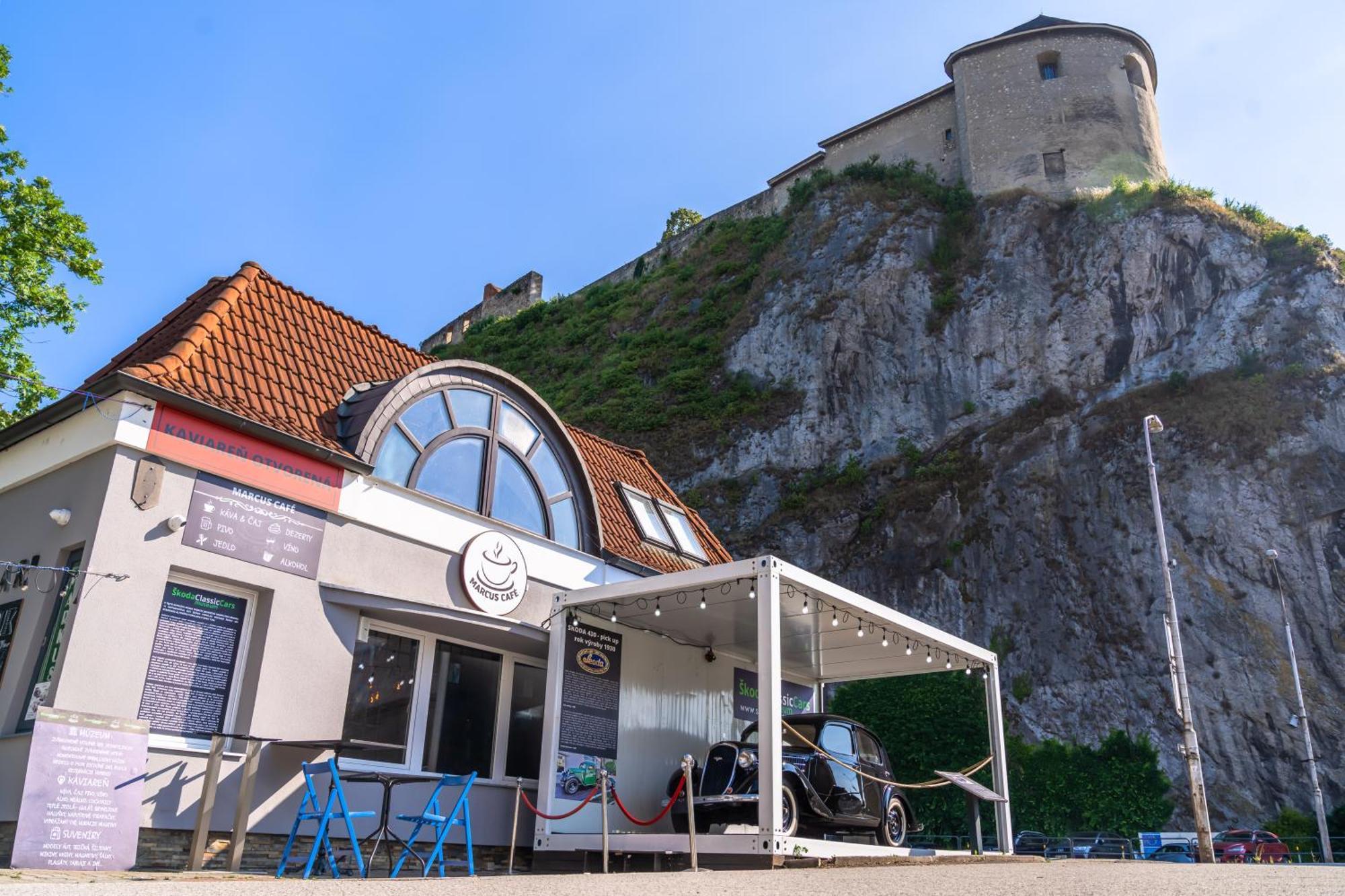 Lovely 4-Bedroom Flat In Historical Center With Stunning View Trenčín Esterno foto