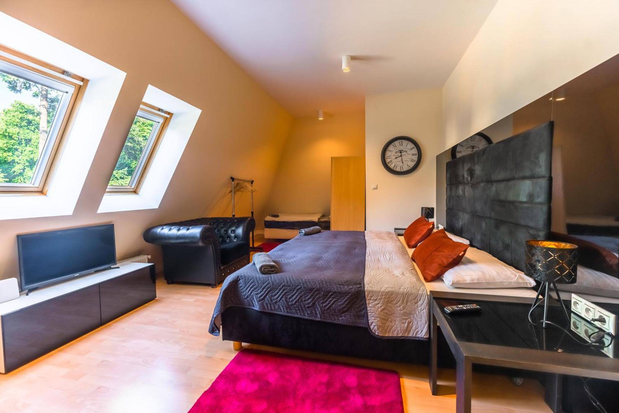 Lovely 4-Bedroom Flat In Historical Center With Stunning View Trenčín Esterno foto